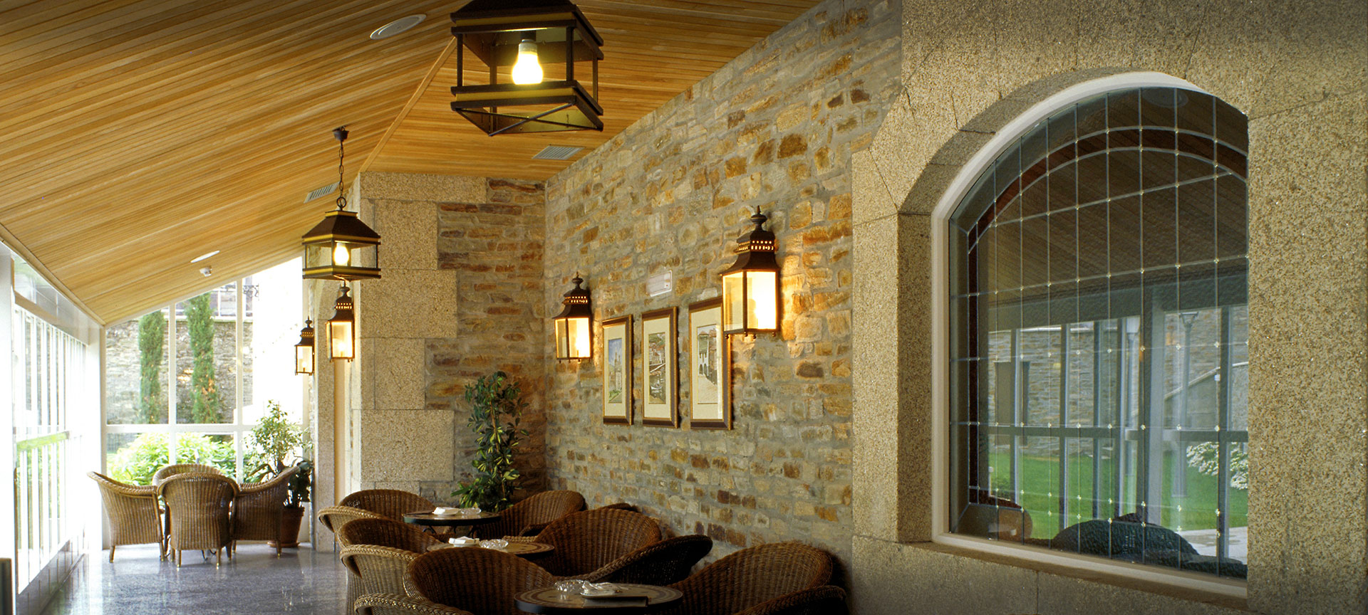 Parador de Vilalba の屋内テラスの様子