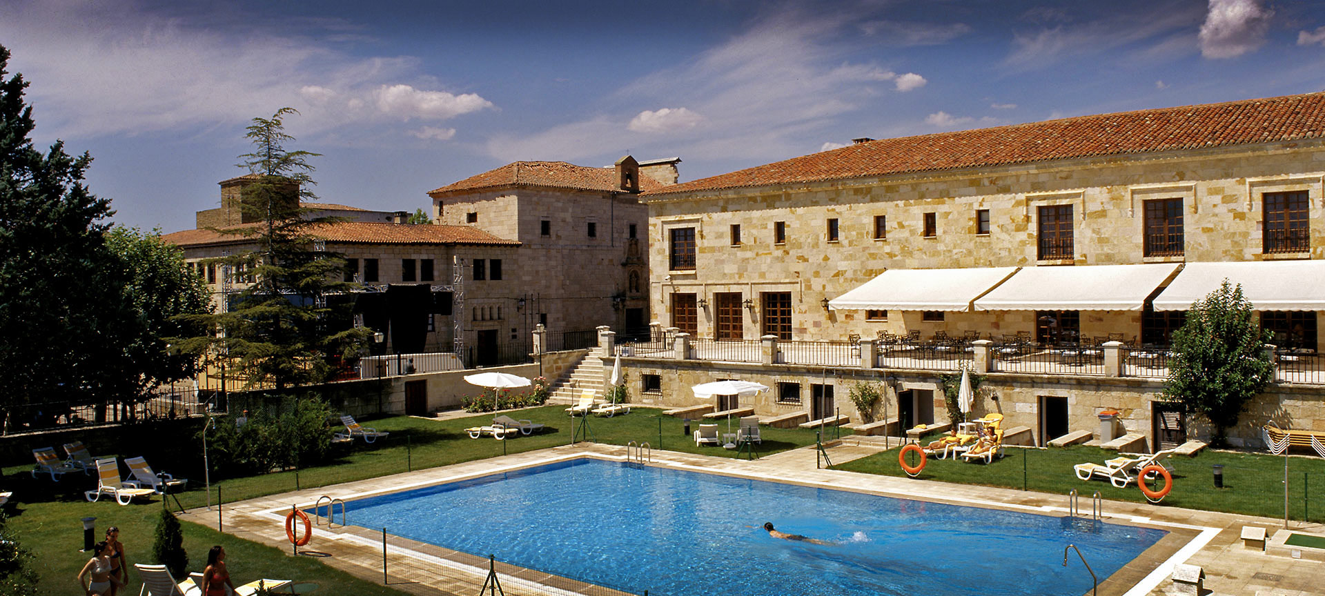 Parador de Zamora の外観とプール