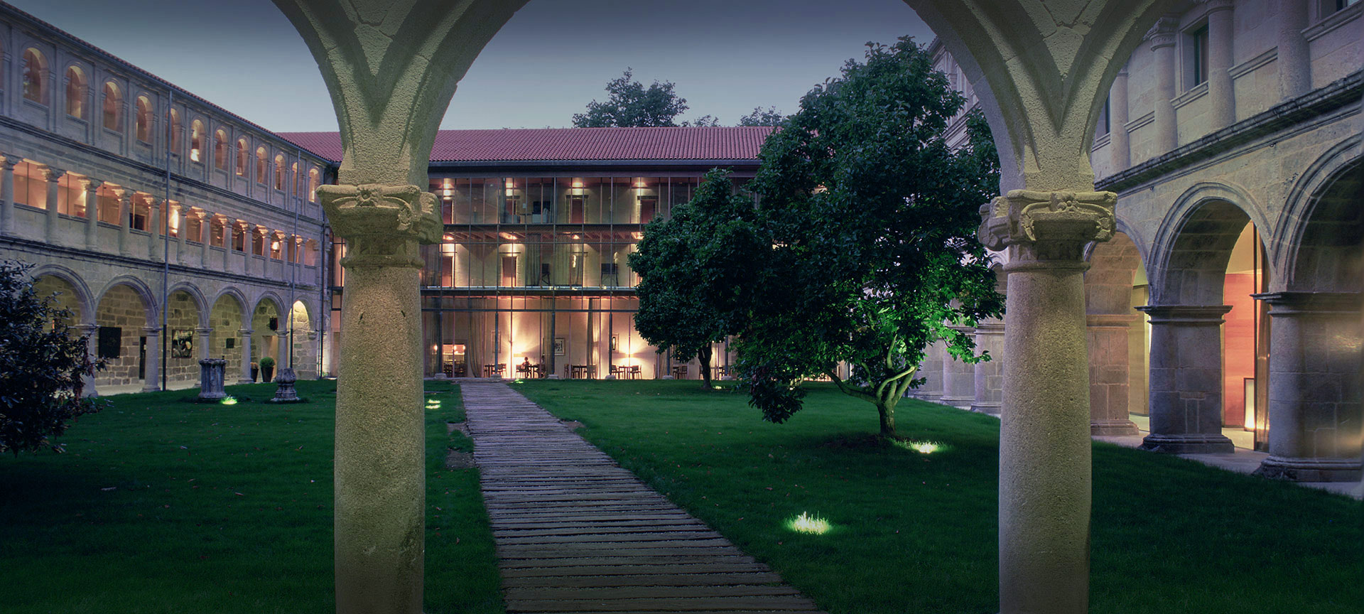 Parador de Santo Estevo の中庭の景観
