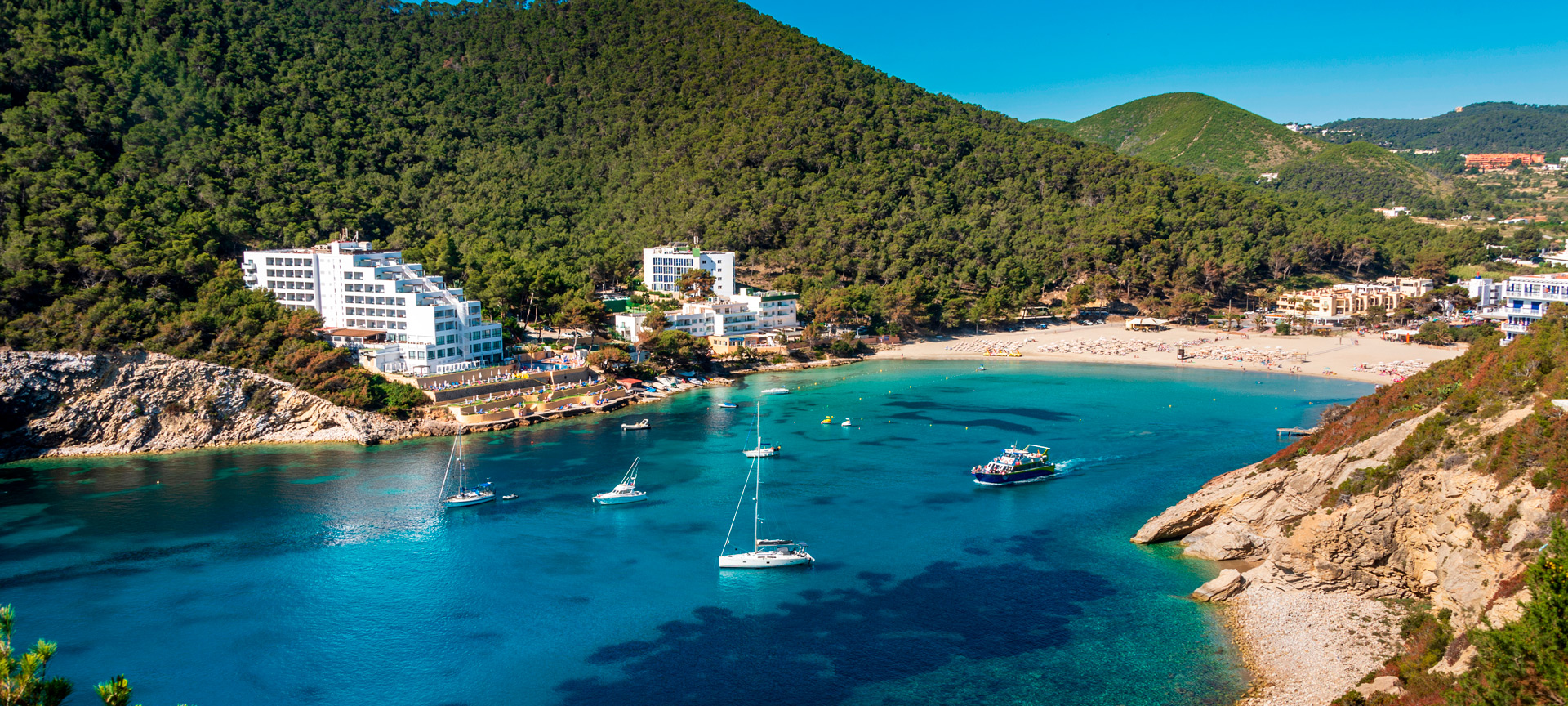 Plaża Cala Llonga w Santa Eulària des Riu na Ibizie, Baleary