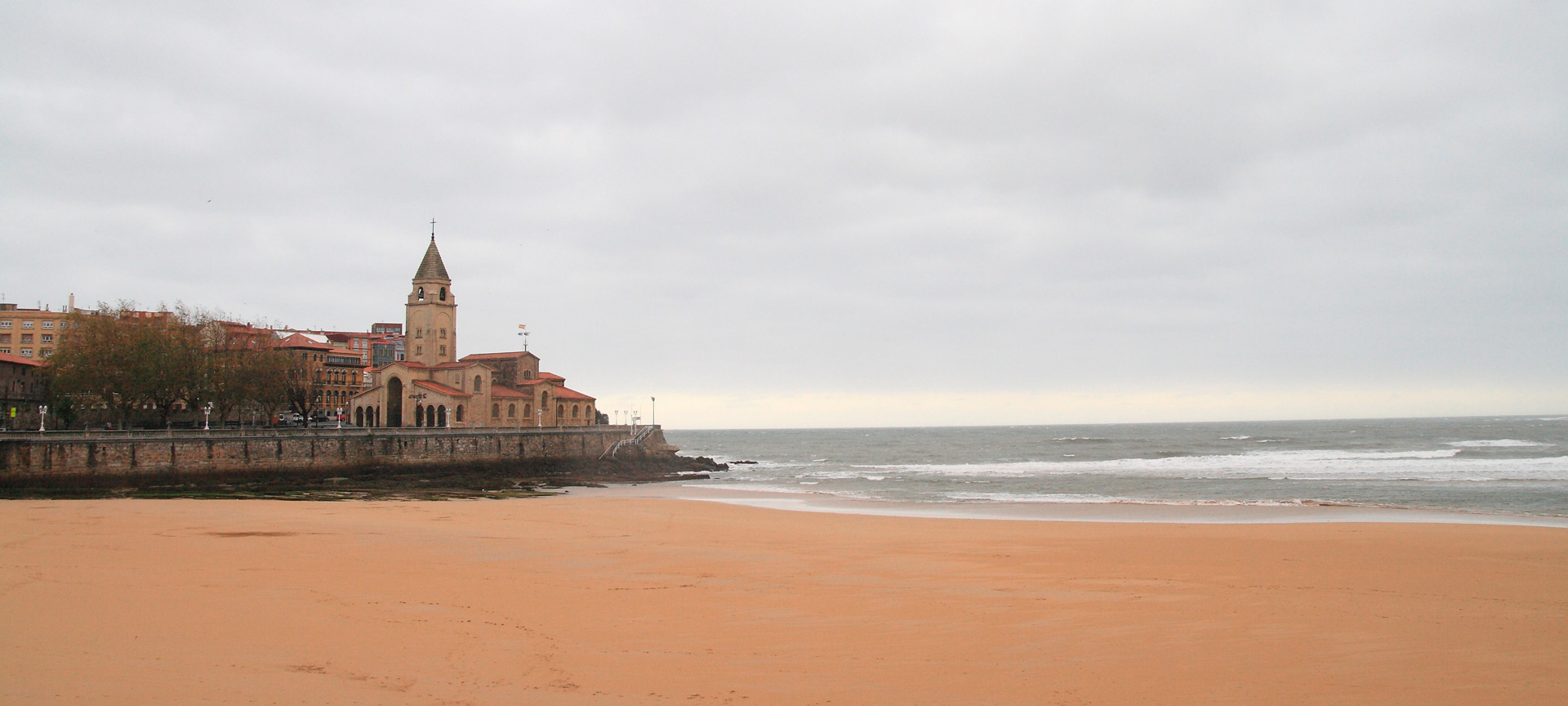 Praia de San Lorenzo, em Gijón, Astúrias