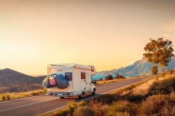 Motorhome em um trecho costeiro