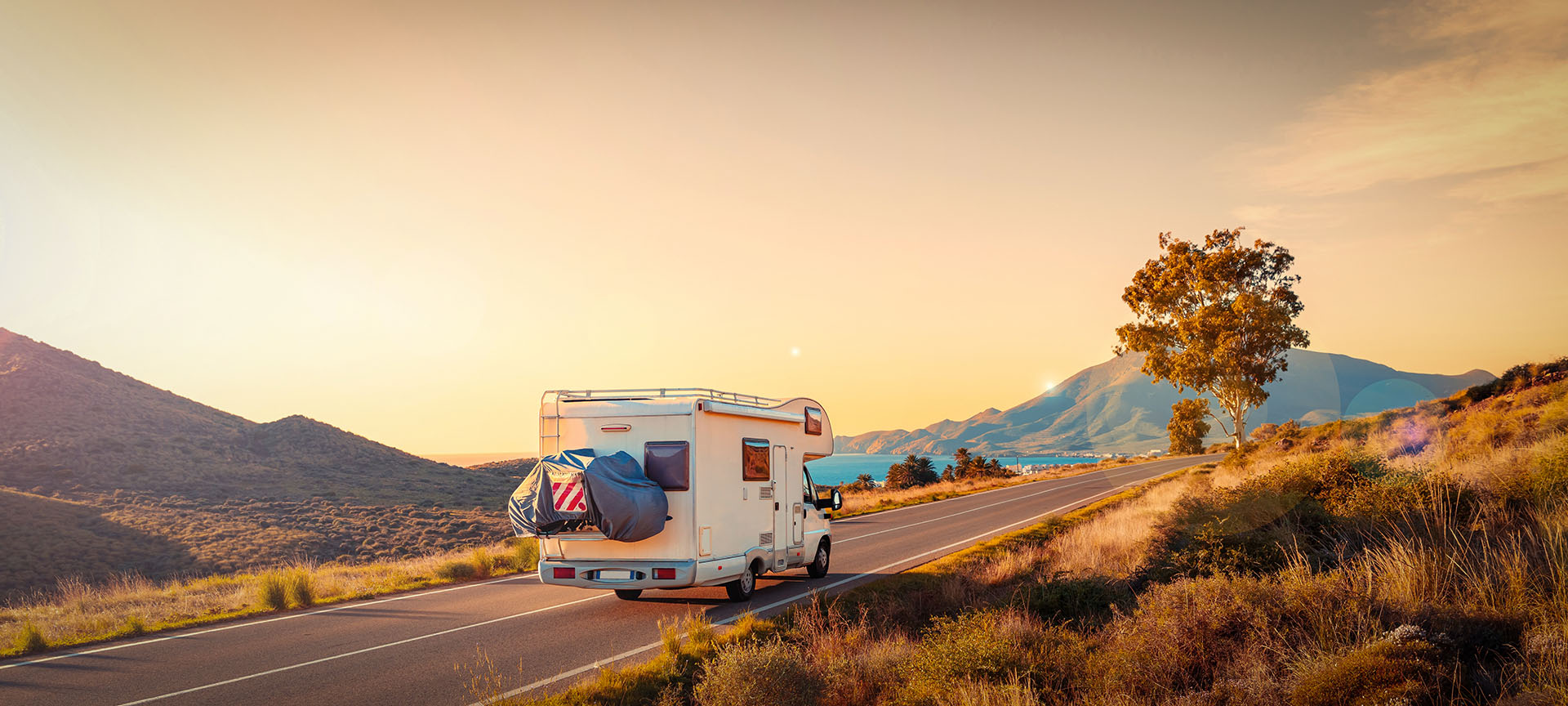 Motorhome em um trecho costeiro