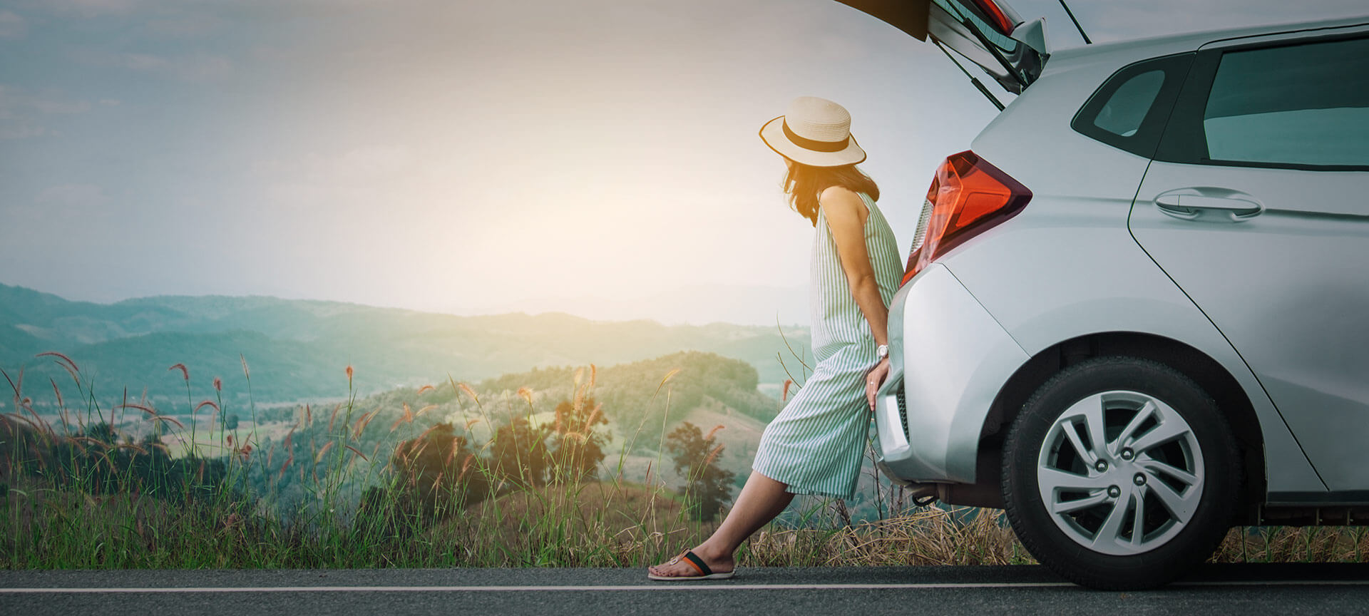 Turista apoiada no carro para descansar de sua viagem pela estrada