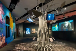 カイシャフォルム・バレンシアで開催中の展覧会「アリスの世界。不思議の国を夢見る」の様子