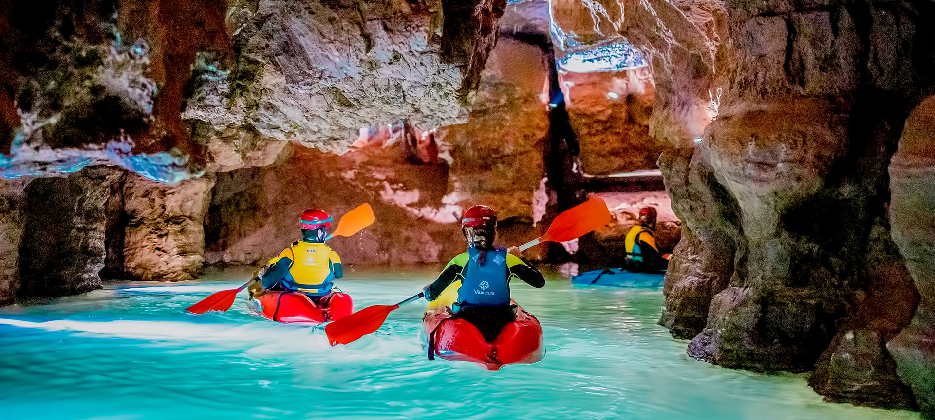 Turistas practicando espeleokayak en las Coves de Sant Josep de La Vall d'Uixó en Castellón