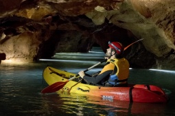 Turista practicando espeleokayak en las Coves de Sant Josep de La Vall d'Uixó en Castellón, Comunidad Valenciana