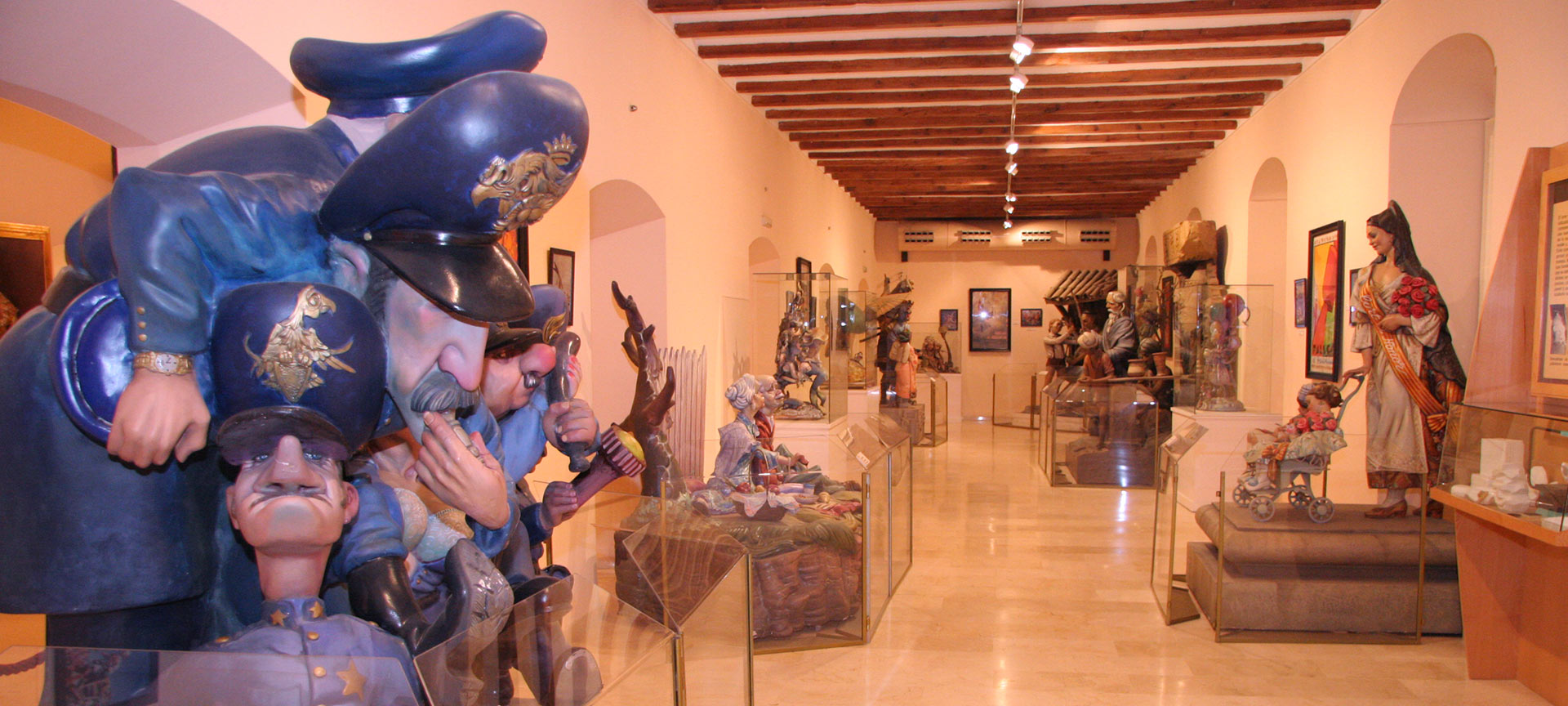 Sala del primer piso del Museo Fallero