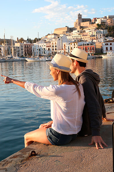 Pareja en el puerto de Ibiza