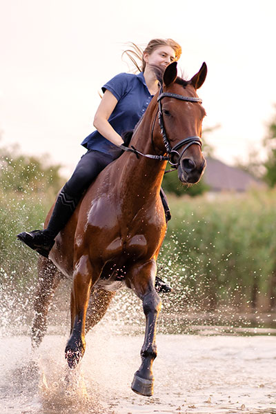 Mujer montando a caballo