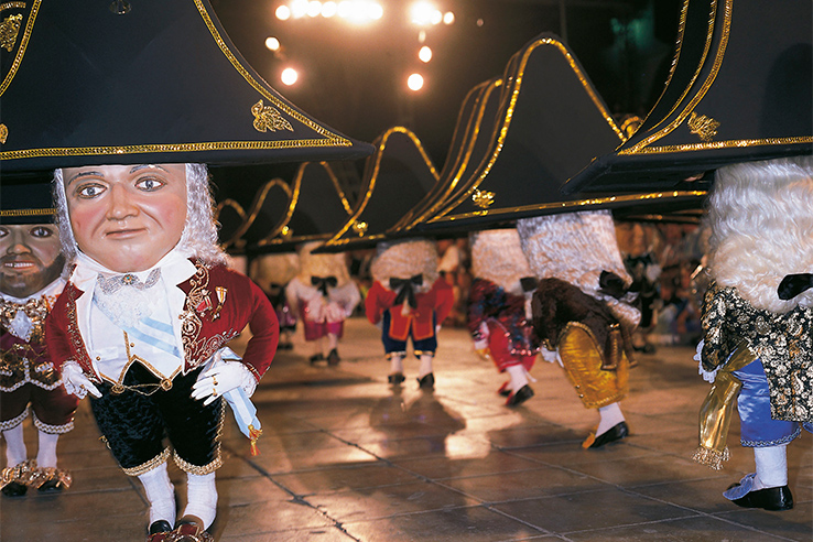 La tradizionale Danza dei Nani alle Feste quinquennali della discesa della Madonna (Santa Cruz de la Palma, isole Canarie) La tradizionale Danza dei Nani alle Feste quinquennali della discesa della Madonna (Santa Cruz de la Palma, isole Canarie)