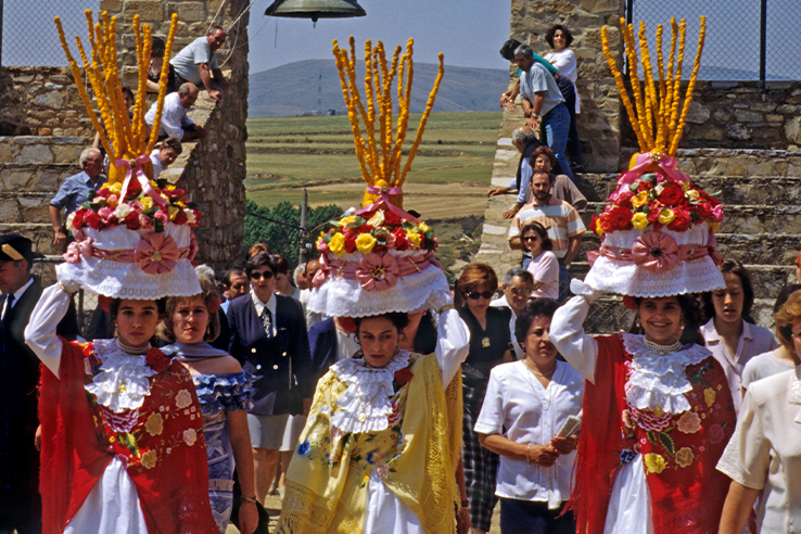 Mujeres ataviadas como Las Móndidas en esta fiesta de San Pedro de Manrique (Soria, Castilla y León) Mujeres ataviadas como Las Móndidas en esta fiesta de San Pedro de Manrique (Soria, Castilla y León)