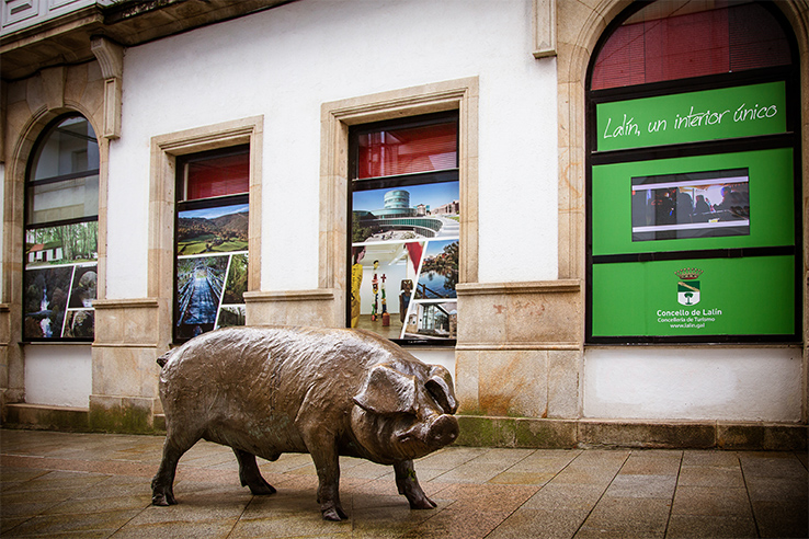 Monumento ao Porco (monument to pigs) in Lalín (Pontevedra, Galicia) Monumento ao Porco (monument to pigs) in Lalín (Pontevedra, Galicia)