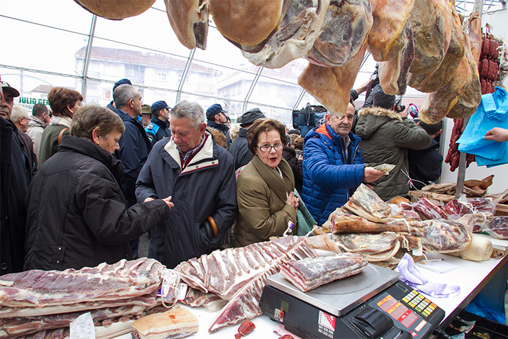Stall selling meat products in the main marquee during the Feira do Cocido in Lalín (Pontevedra, Galicia) Stall selling meat products in the main marquee during the Feira do Cocido in Lalín (Pontevedra, Galicia)