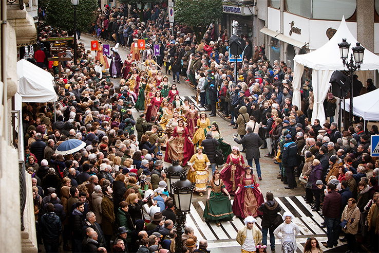 Parade of floats, brass bands and troupes at the Feira do Cocido in Lalín (Pontevedra, Galicia) Parade of floats, brass bands and troupes at the Feira do Cocido in Lalín (Pontevedra, Galicia)