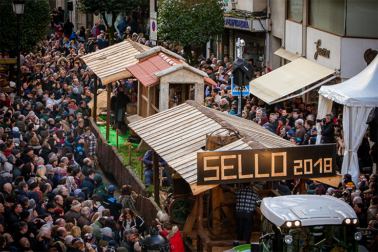 Parade of floats, brass bands and troupes at the Feira do Cocido in Lalín (Pontevedra, Galicia) Parade of floats, brass bands and troupes at the Feira do Cocido in Lalín (Pontevedra, Galicia)