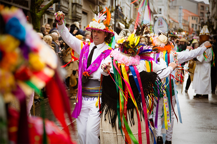 Parade of floats, brass bands and troupes at the Feira do Cocido in Lalín (Pontevedra, Galicia) Parade of floats, brass bands and troupes at the Feira do Cocido in Lalín (Pontevedra, Galicia)