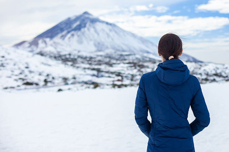 Chica contemplando el volcan nevado del Teide Chica contemplando el volcan nevado del Teide