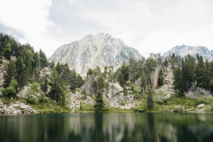 Lac dans le parc national d'Aigüestortes i Estany de Sant Maurici