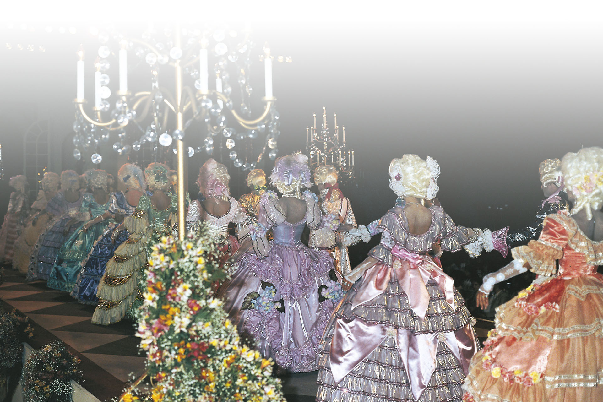 Il ballo del minuetto alle Feste quinquennali della discesa della Madonna (Santa Cruz de la Palma, isole Canarie) Il ballo del minuetto alle Feste quinquennali della discesa della Madonna (Santa Cruz de la Palma, isole Canarie)