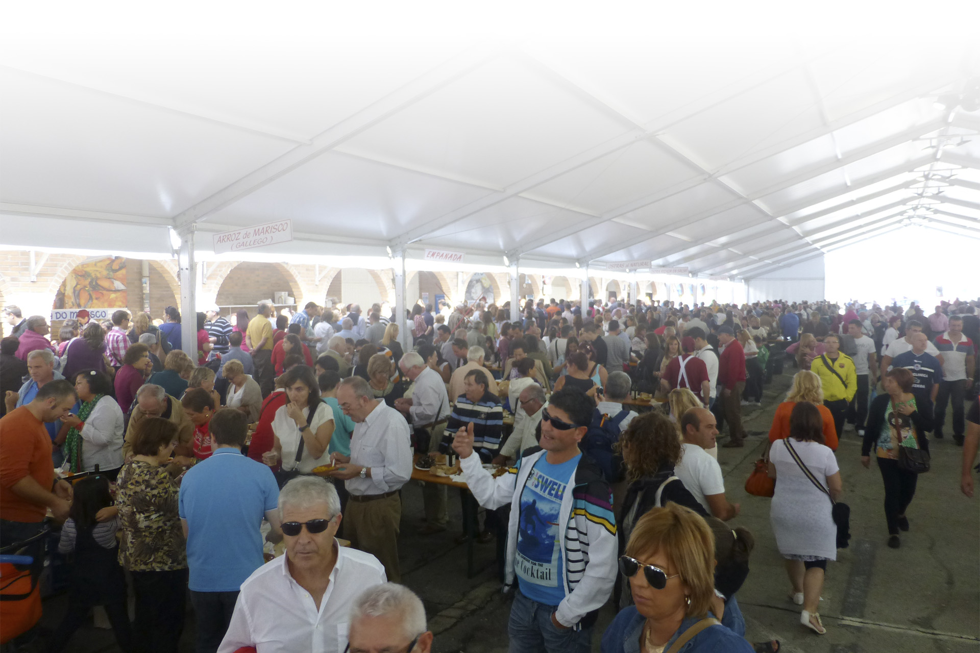 Ambiente nas tendas da Festa do Marisco de O Grove (Pontevedra, Galiza)