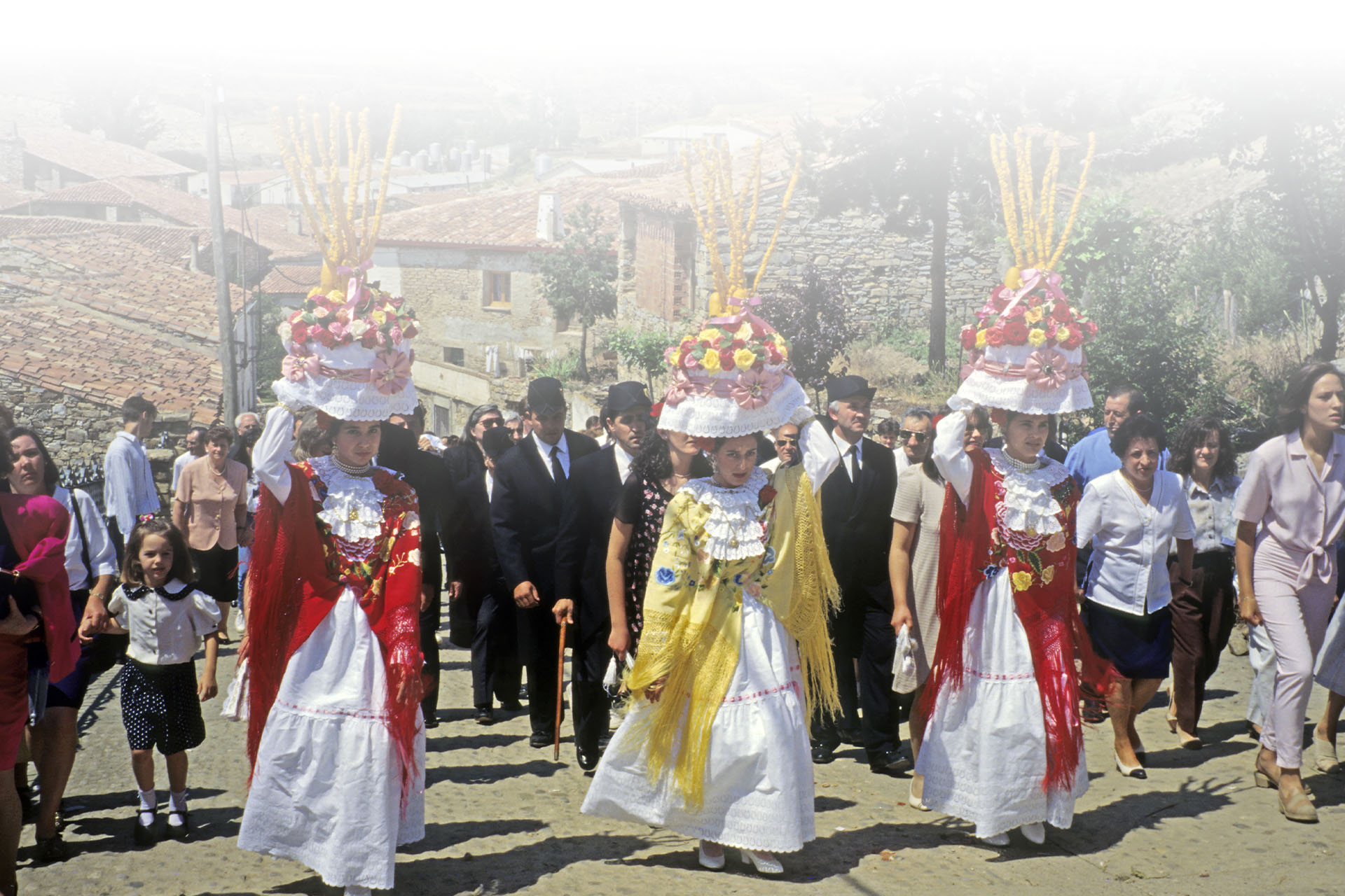 Mujeres ataviadas como Las Móndidas en esta fiesta de San Pedro de Manrique (Soria, Castilla y León) Mujeres ataviadas como Las Móndidas en esta fiesta de San Pedro de Manrique (Soria, Castilla y León)