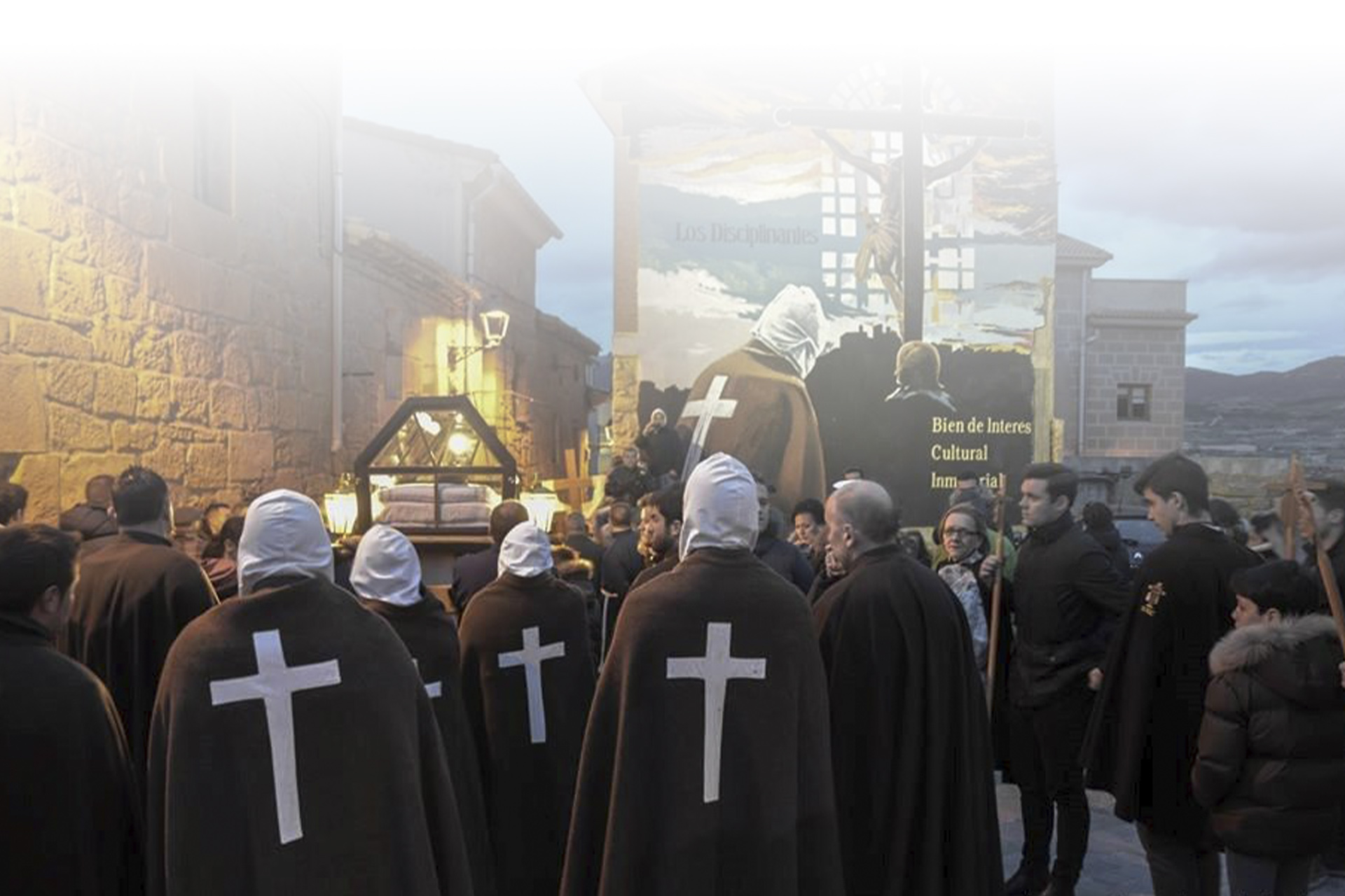 Złożenie do grobu „Picaos” w Wielkim Tygodniu w San Vicente de la Sonsierra (La Rioja) Złożenie do grobu „Picaos” w Wielkim Tygodniu w San Vicente de la Sonsierra (La Rioja)