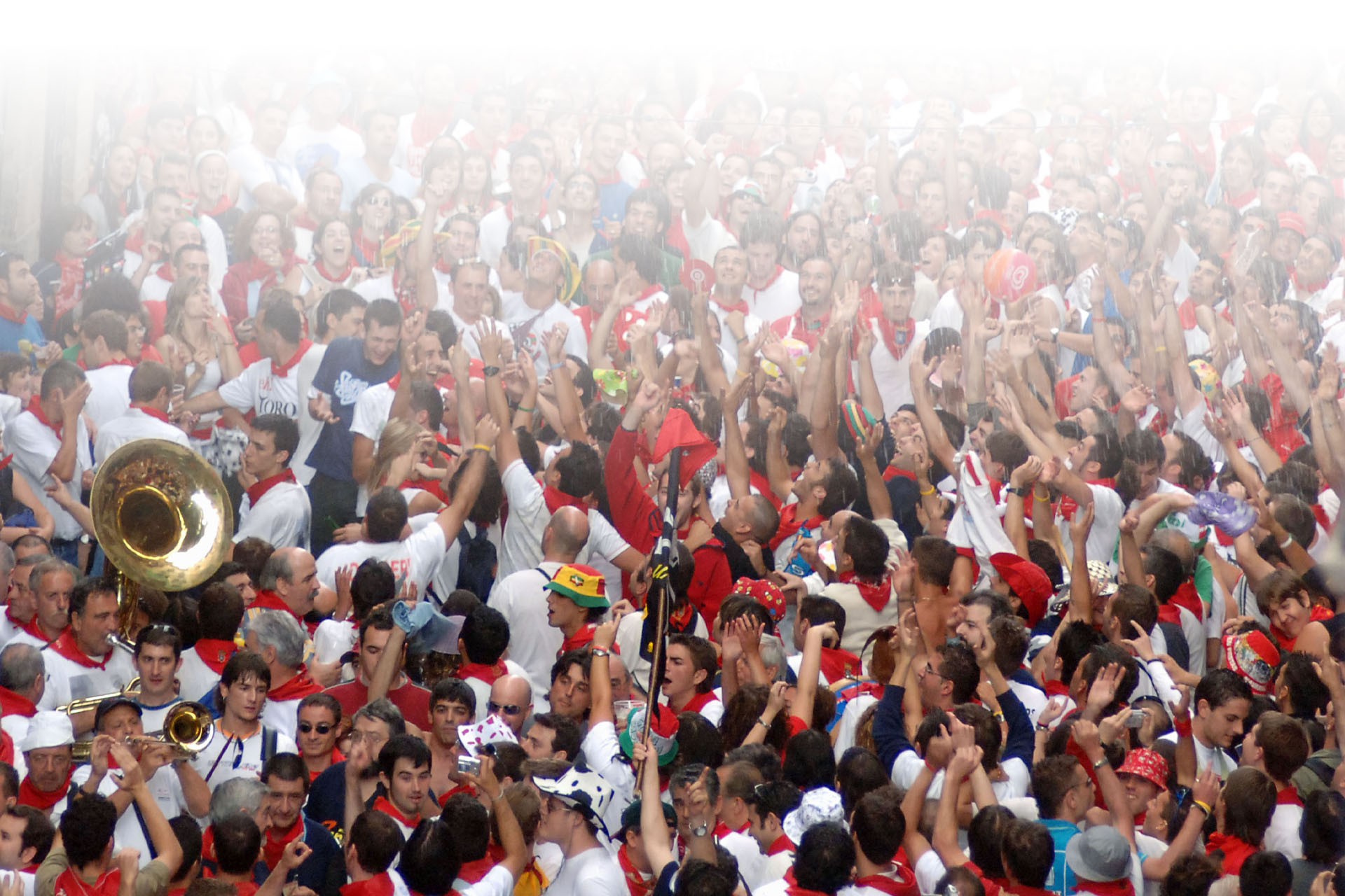Ambiente durante el chupinazo en las fiestas de San Fermín de Pamplona (Navarra)