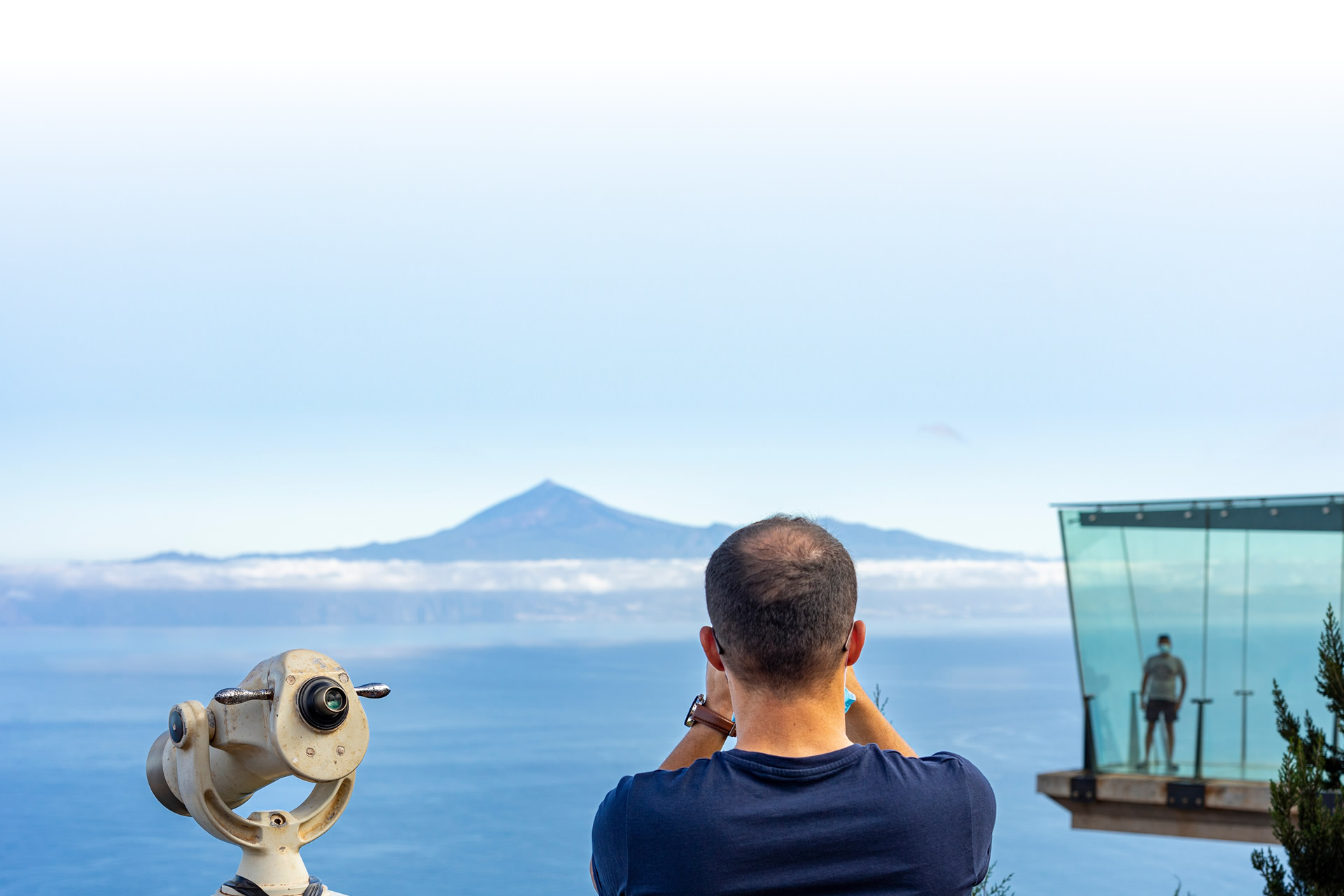 Tourist am Aussichtspunkt Abrante in Agulo, La Gomera