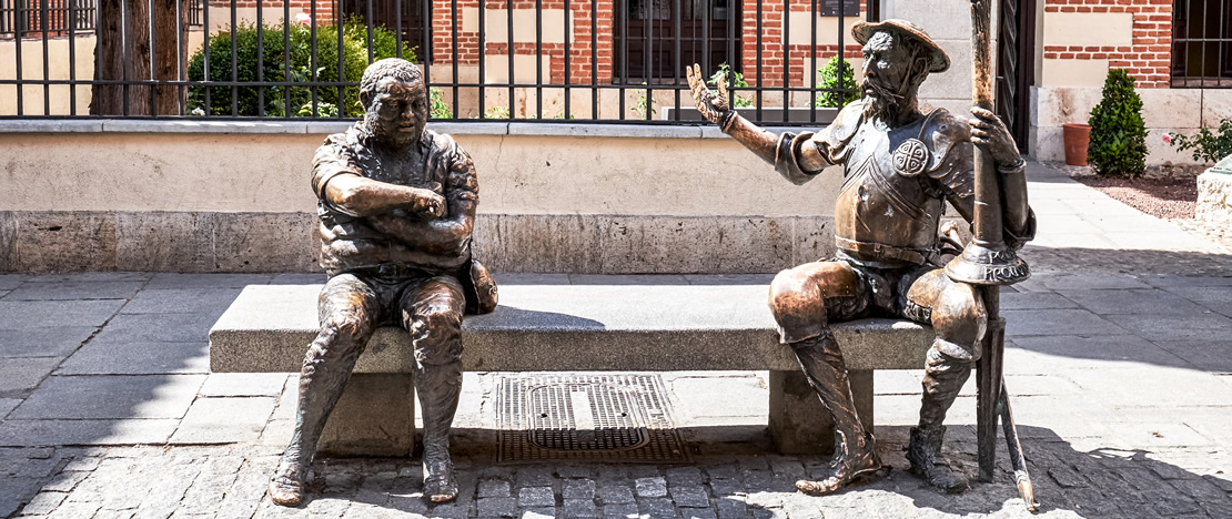 Figuras de Sancho Pança e Dom Quixote em frente à casa natal de Miguel de Cervantes em Alcalá de Henares, Comunidade de Madri
