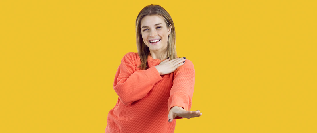 Mulher dançando 'Macarena'