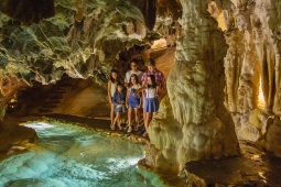 Gruppo di bimbi mentre visitano La Palmatoria nella Grotta delle meraviglie di Aracena. Huelva, Andalusia