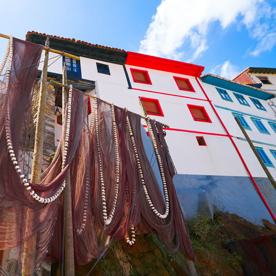 Sieci rybackie i domy w Cudillero, Asturia
