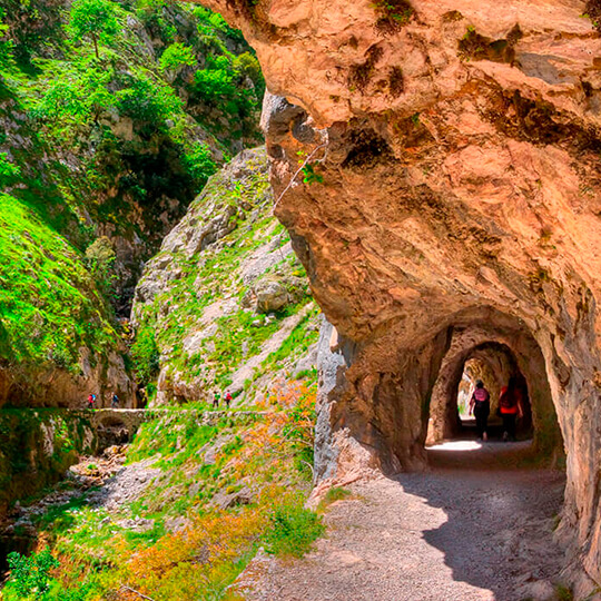 Tunel na szlaku Ruta del Cares