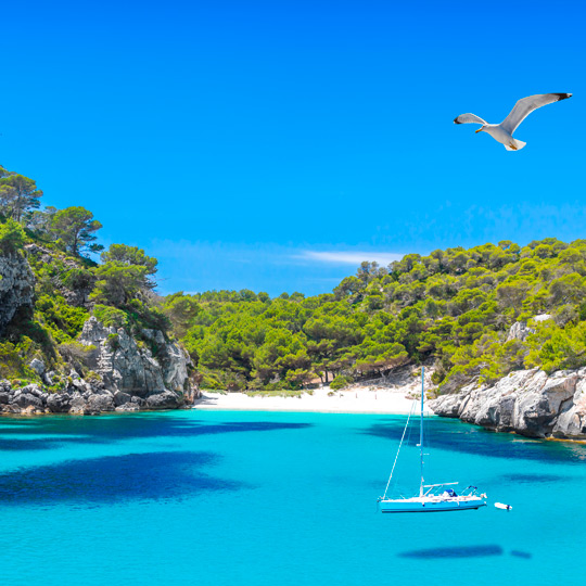 Visões da água azul-turquesa de Cala Macarella em Menorca