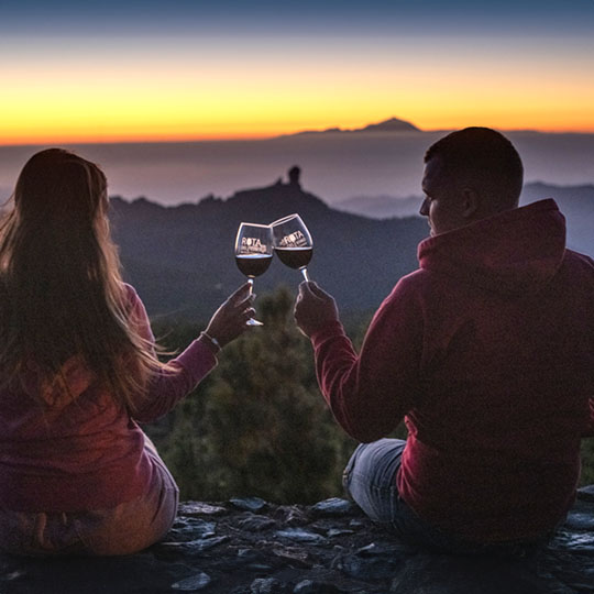 Couple buvant un verre de vin à Grande Canarie