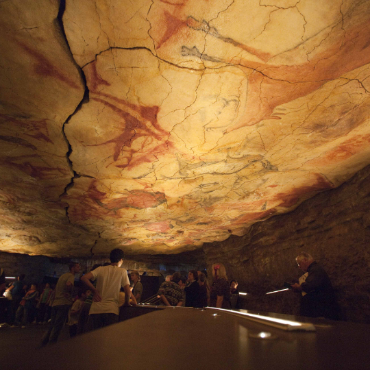 Turyści w neo-jaskini Altamira Caves w Santillana del Mar, Kantabria