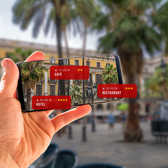 Touriste utilisant la réalité augmentée lors de sa visite à Barcelone