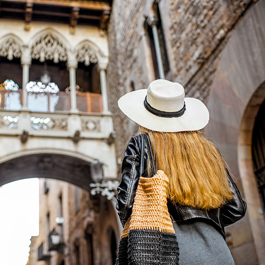 Jeune touriste appréciant le Quartier gothique de Barcelone