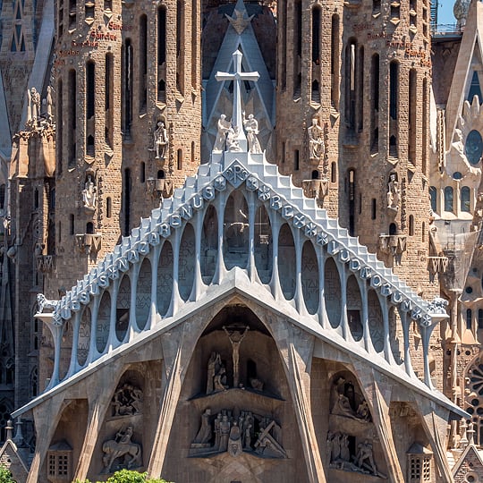 Détail de l'une des façades de la Sagrada Familia à Barcelone, Catalogne.