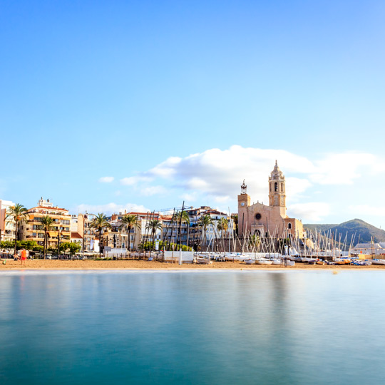 Vue sur la plage de Sitges et l'église Sant Bartomeu i Santa Tecla, située dans le port de Sitges.