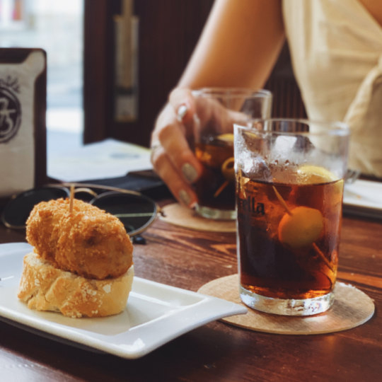 Tipico vermout con tapas di croquetas