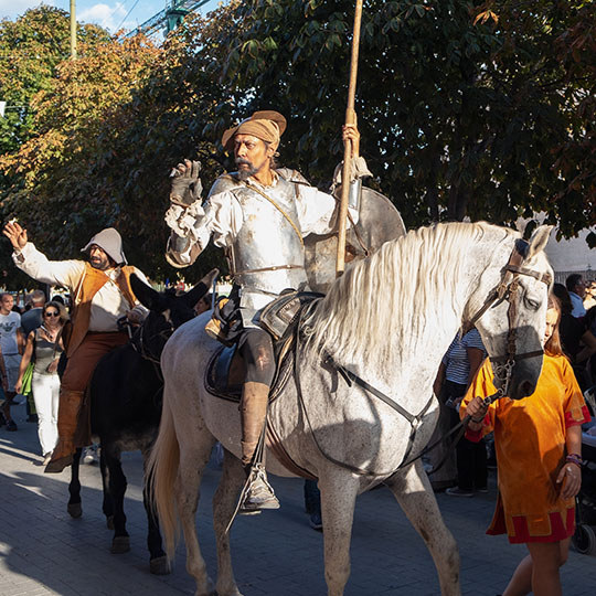 Personnages de Don Quichotte et Sancho Panza au marché Cervantès à Alcalá de Henares, région de Madrid