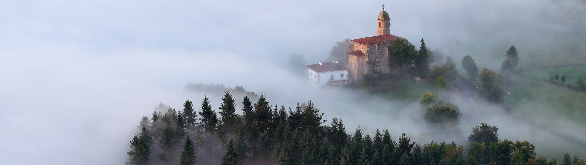 Brouillard à l'aube dans la vallée d'Aramaio, Pays basque