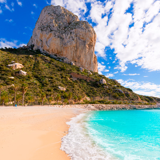 Vistas de Cala El Racó e do imponente rochedo de Ifach em Calpe, Alicante
