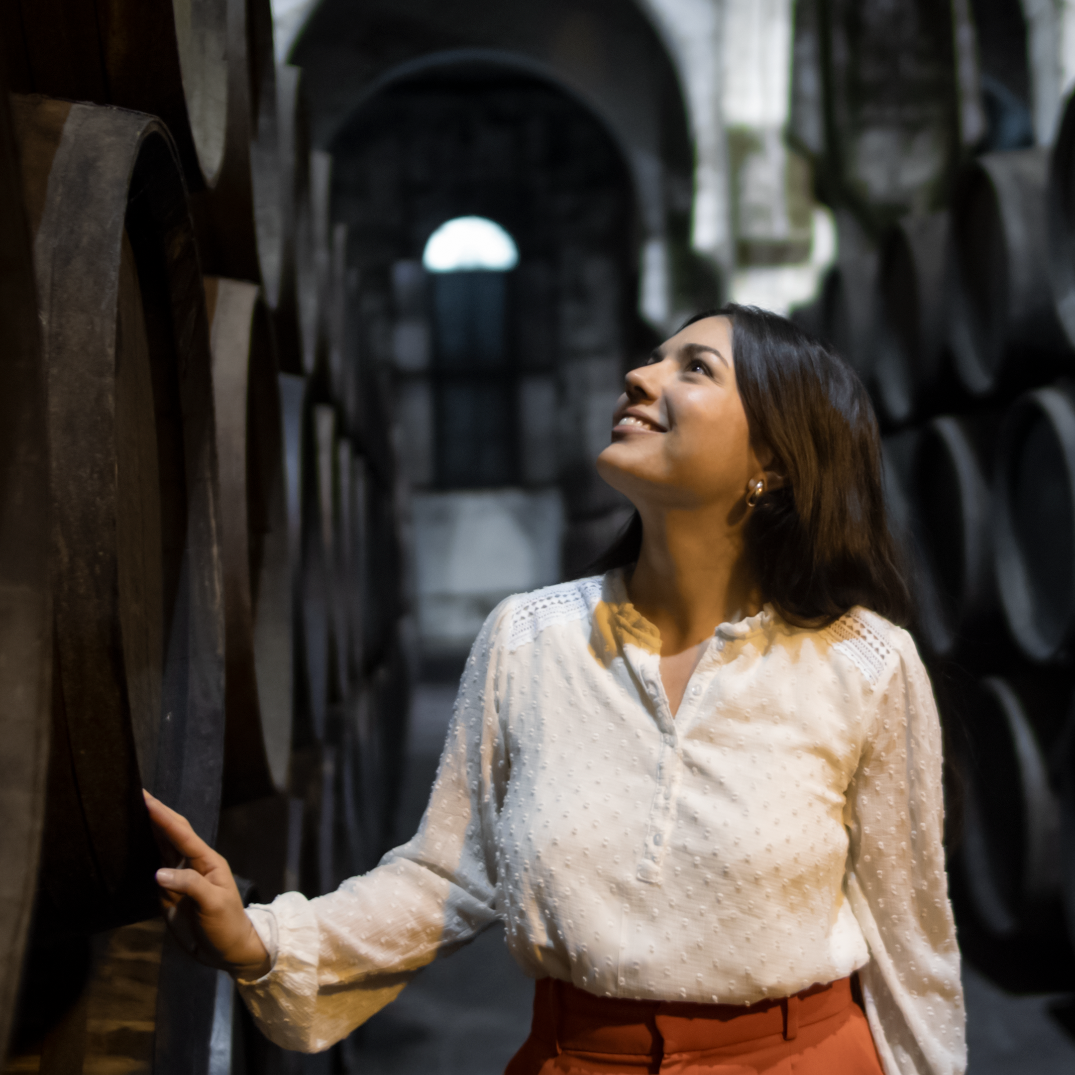 Un touriste dans une cave. Route du vin et du brandy du Marco de Jerez