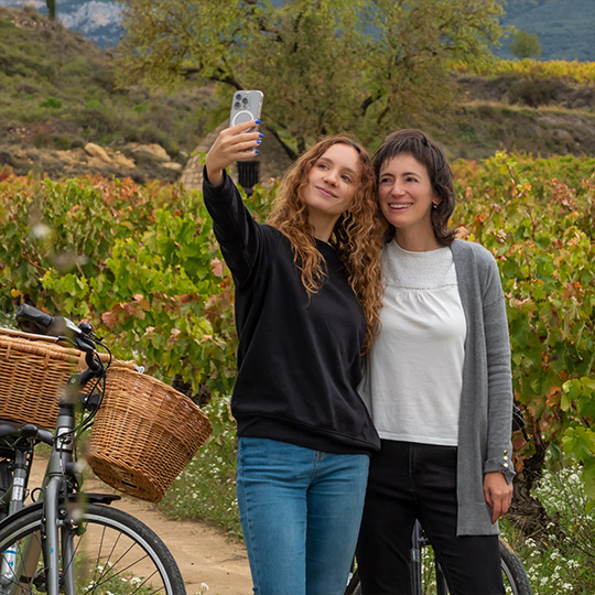 Touristes prenant un selfie. Route du vin Rioja Alavesa