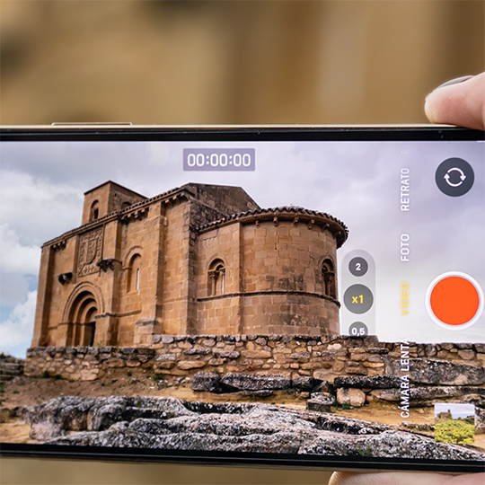 Ein Handy filmt eine Kirche. Weinroute von Rioja Alta