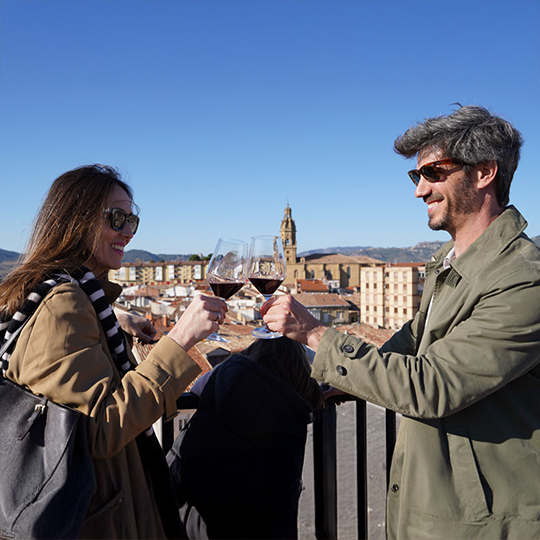 Touristen stoßen an. Weinroute von Rioja Alta