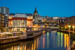 Veduta di Bilbao e del mercato della Ribera, Paesi Baschi